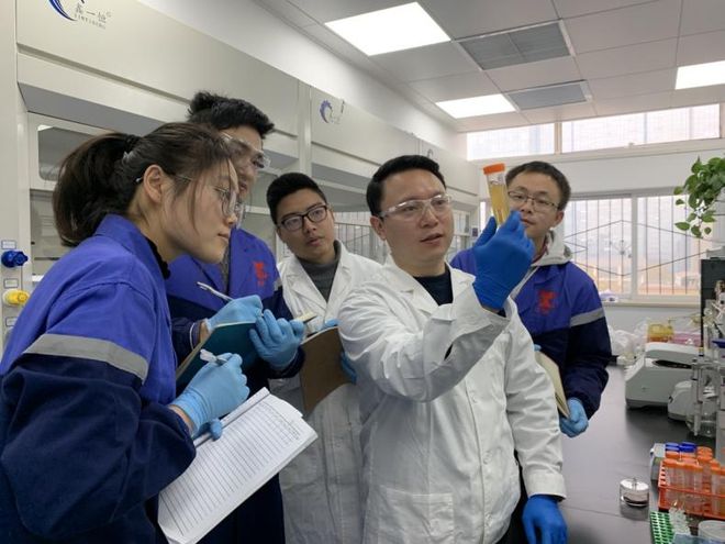 从哈佛回归母校川大任职,以植物多酚基材料作为底盘技术,推进活体生物药研制与碳中和新材料应用